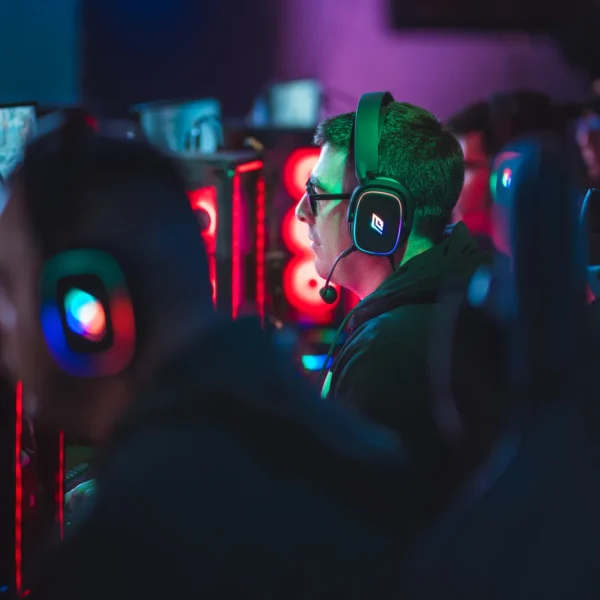 Giocatore con cuffie RGB alle postazioni PC della Game Arena di Olbia