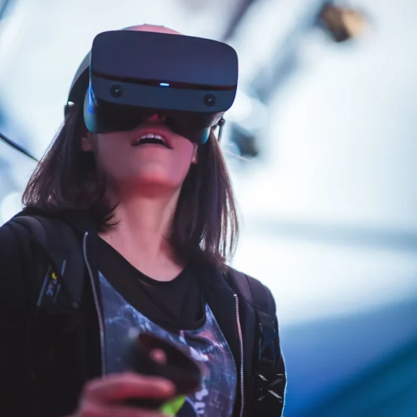 Ragazza con visore di realtà virtuale alla Game Arena di Olbia