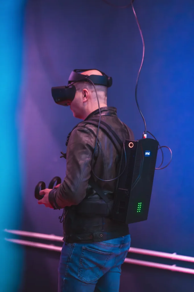 Ragazzo con visore di realtà virtuale e PC a zaino alla Game Arena di Olbia