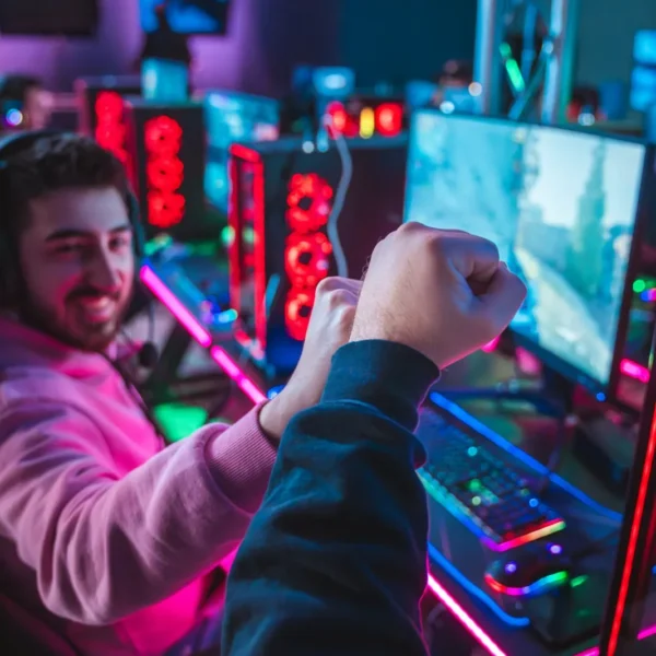 Due amici festeggiano una vittoria alle postazioni PC della Game Arena di Olbia